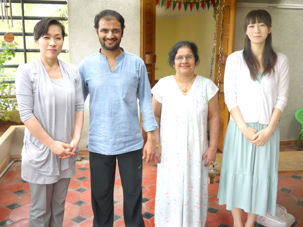 インドにてシャラート先生とサラスワティ先生と娘と一緒に。